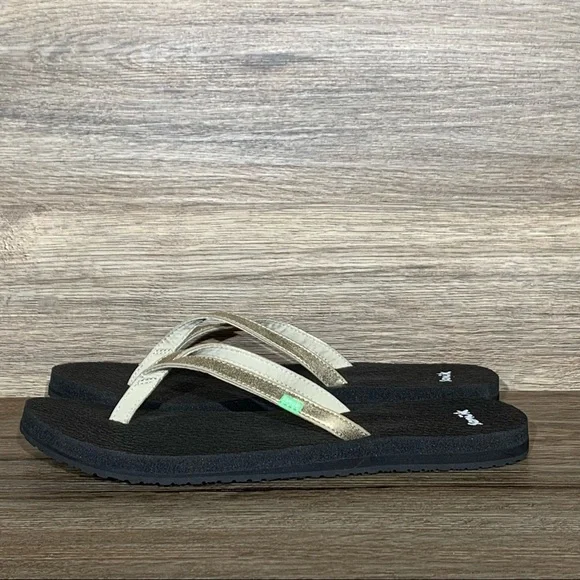 Sanuk Yoga Spree 4 Gold Metallic Flip Flop Sandal - Picture 3 of 9